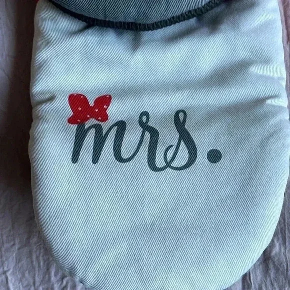 Disney Minnie and Mickey~Mr and Mrs oven mitts - Picture 3 of 4